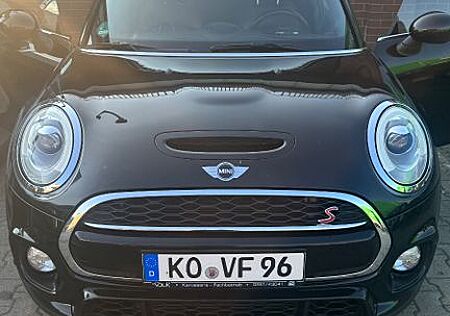 Mini Cooper S + John Coopers Work Optik
