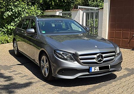 Mercedes-Benz E 220 E 220d T Avantgarde KAM LED NAVI SHD LEDER AMB