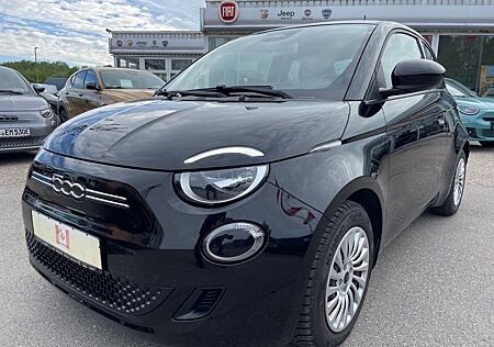 Fiat 500E Action