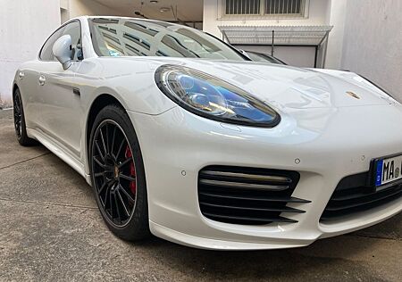 Porsche Panamera GTS Alcantara-Bose