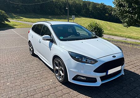 Ford Focus 2,0 ST Turnier Sport-Winterpaket wenig KM