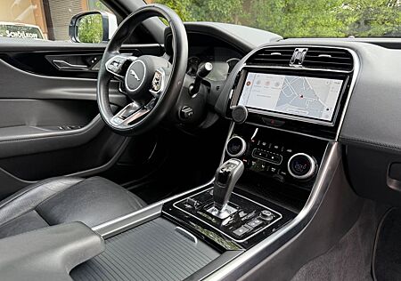 Jaguar XE SE AWD  Navi 204PS Kamera 1.HAND