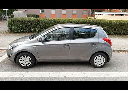 Hyundai i20 1.2 NEU: TÜV Kat Kupplung Service