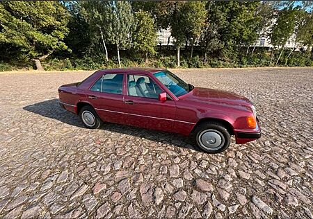 Mercedes-Benz 200 E W124 Schiebedach, restauriert