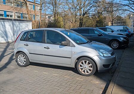 Ford Fiesta 1.3 44 kW - Silber *TÜV NEU 04/27*