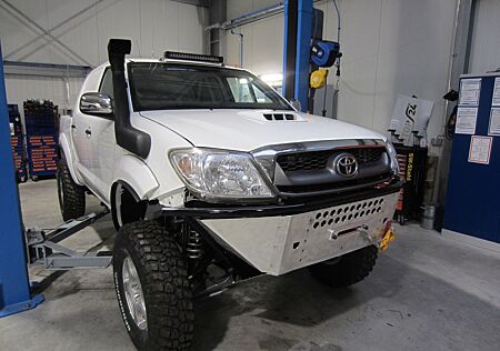 Toyota Rallye Hilux V8 mit Straßenzulassung
