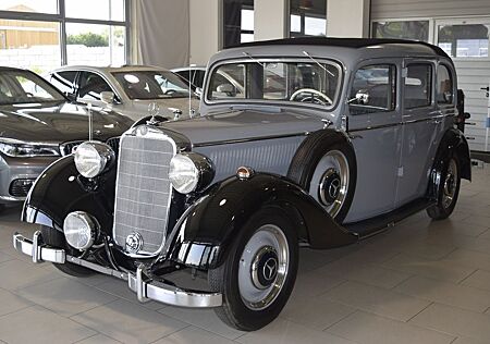 Mercedes-Benz 230 (W143) Pullmann Landaulet