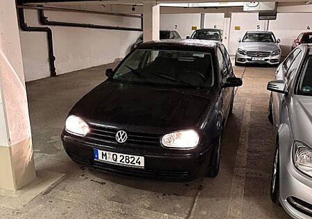 VW Golf Volkswagen Garagewagen, Wenig Kilometer