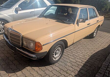 Mercedes-Benz 230 W123 230E 5-Gang mit TÜV und H-Gutachten
