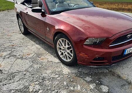 Ford Mustang Ich verkaufe meinen Cabrio in rot.
