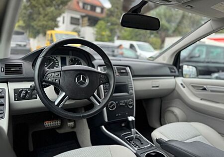 Mercedes-Benz B 180 Automatik in Schwarz + TÜV NEU