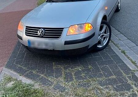 VW Passat Volkswagen 1.6 Basis Basis