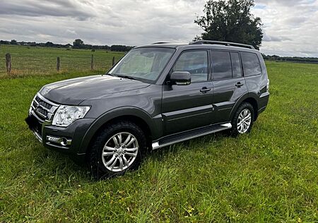 Mitsubishi Pajero 3,2 DI-D 4WD Edition 100 Automatik Ed...