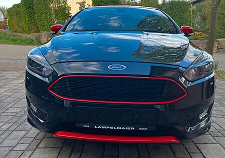 Ford Focus ST Line Black u Red LED Keyless Navi