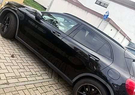 Mercedes-Benz GLA 200 7G-DCT Night Paket