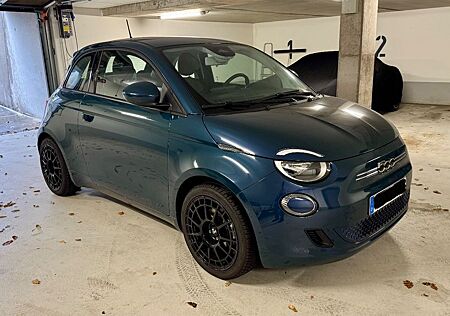 Fiat 500E gebraucht kaufen Fiat 500E Icon 42 kWh Icon im Trainingsanzug 17 Zoll