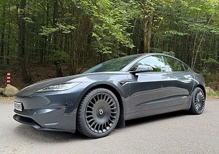 Tesla Model 3 Allradantrieb mit Dualmotor Performance