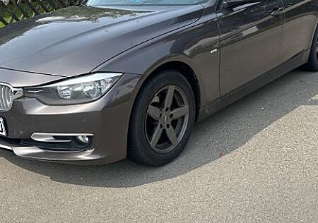 BMW 320d EfficientD. Ed. Touring Modern Line Mod...