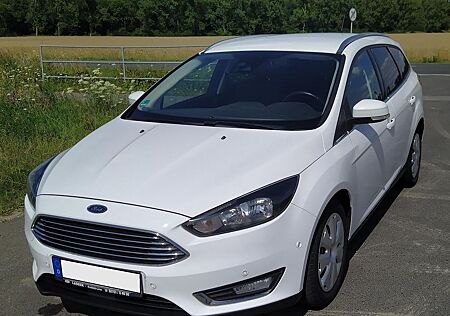 Ford Focus Turnier 1,0 92kW AHK ACC Titanium