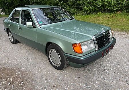 Mercedes-Benz 230 230E Oldtimer