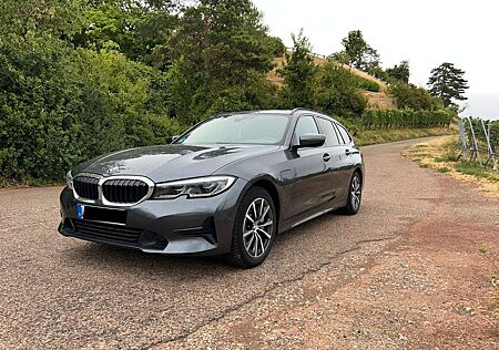BMW 330e Touring Advantage Automatic Advantage