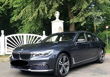 BMW 750i xDrive INDIVIDUAL B&W