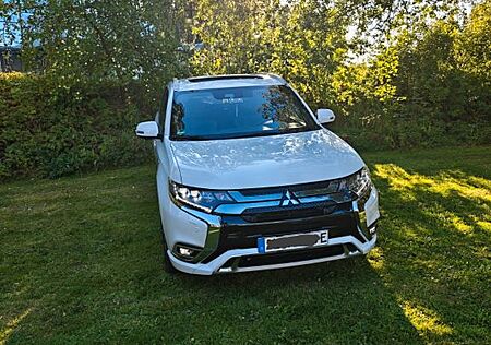 Mitsubishi Outlander 2.4 MIVEC PLUG-IN HYBRID 4WD Top Top