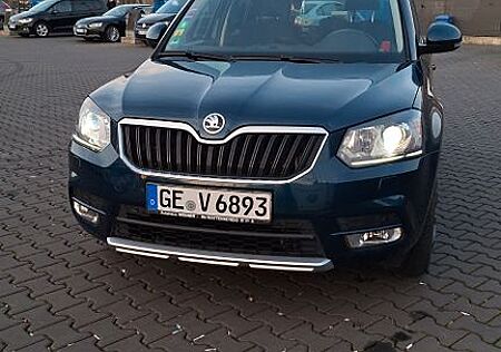 Skoda Yeti Yeti1.4TSI Edition Navi Klima blau Panorama Dach