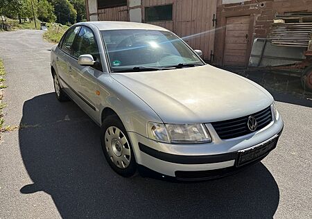 VW Passat Volkswagen 1.8 Comfortline B5 Limousine / Klima /HU 8/27