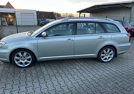 Toyota Avensis Kombi 2.0 Executive 1.Hand HU neu
