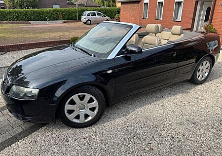 Audi A4 2.5TDI Cabriolet schwarz-metallic in Köln