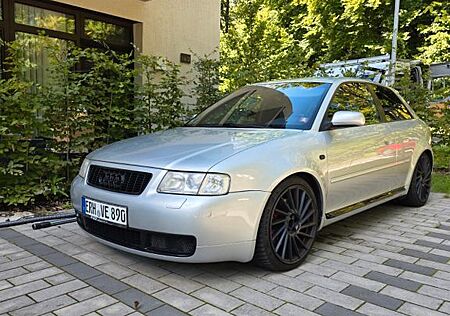 Audi S3 1.8T quattro -