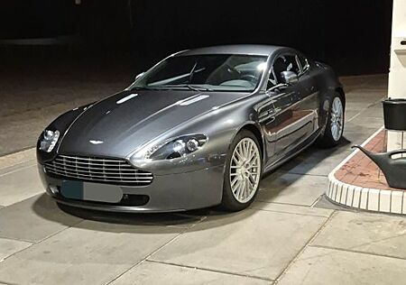 Aston Martin V8 Vantage wunderschöne Farbkombi, Scheckheft AM
