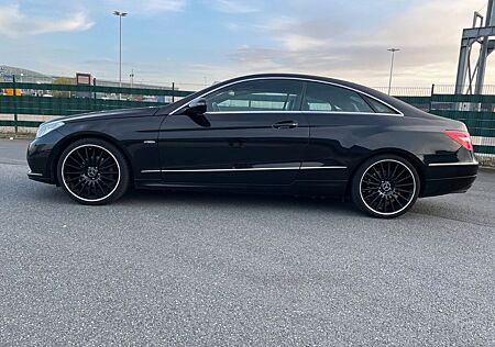 Mercedes-Benz E 250 Coupé CGI BlueEFFICIENCY ELEGANC...