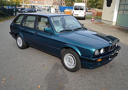 BMW 318iA E30 Touring Lagunengrün
