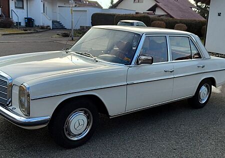 Mercedes-Benz 230 Mercedes W114/8 .6/ 6Zylinder