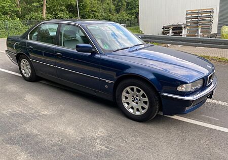 BMW 735i E38 V8 in Biarritzblau
