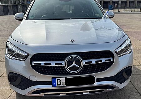 Mercedes-Benz GLA 180 DCT -