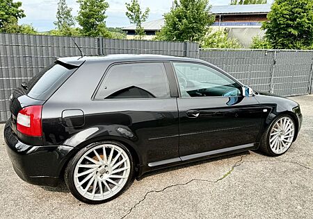 Audi S3 1.8T quattro -