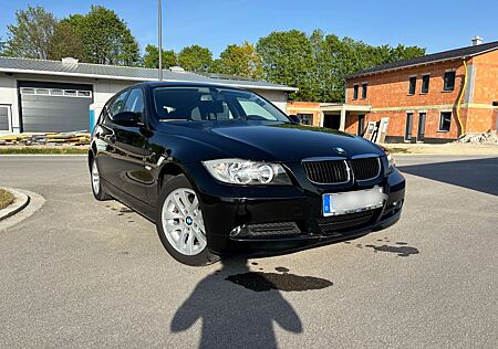 BMW 318i E90 / TÜV NEU / WENIG KM / 1. HAND / 6 GANG