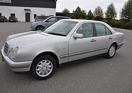 Mercedes-Benz 200 W210 1999 Benzin 5-Gang-Automatik