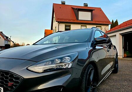 Ford Focus 2,3 EcoBoost ST Turnier ST / 8-Fach Bereif