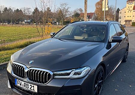 BMW 530d xDrive T A -M Sport HUD PanoDach KompSitze