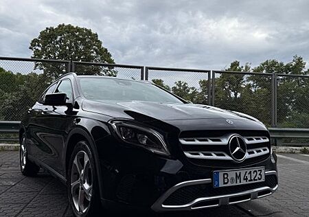 Mercedes-Benz GLA 250 4MATIC DCT -