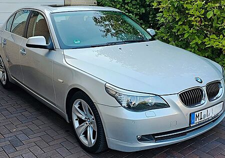 BMW 530i - AHK, Teilleder, TÜV neu.