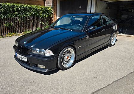 BMW 320i e36 Coupé Schwarz