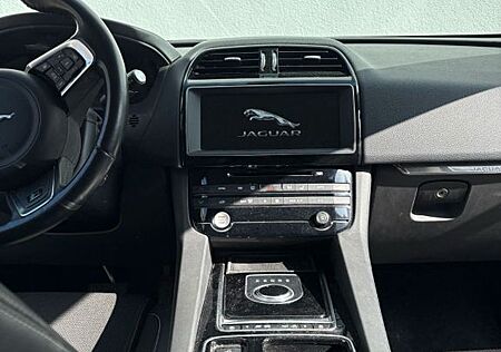 Jaguar F-Pace 20d AWD Ingenium Edition Automatik In...