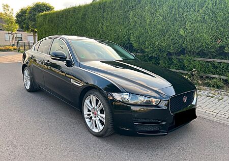 Jaguar XE 20d 180PS Automatik Prestige Leder+Navi+Pano
