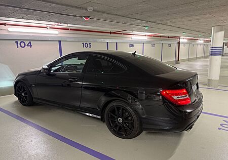 Mercedes-Benz C 180 Coupé - AMG Line - Black-Optik