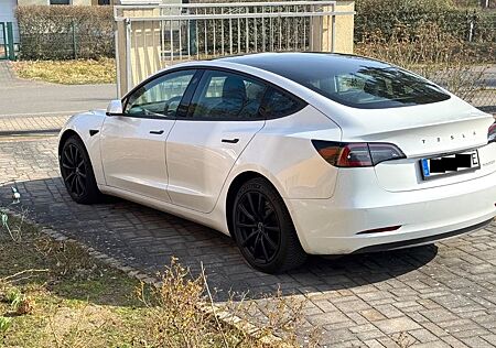 Tesla Model 3 Allradantrieb mit Dualmotor Long Ran...